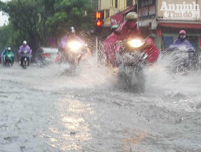 Hà Nội: Nhiều tuyến phố bị ngập do mưa lớn 